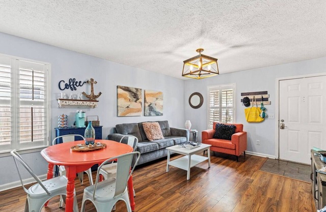 St. Andrews Sleeps 4 Walk to dinner & the bay!