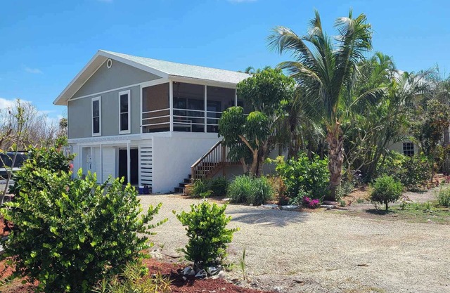 Just Renovated. Well Stocked! Serenity and Shelling Oasis. Walk to the Beach.
