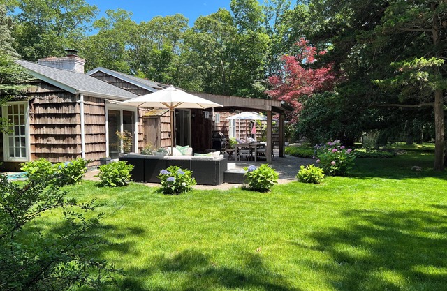 Walk to the Beach Cottage on Lush One Acre
