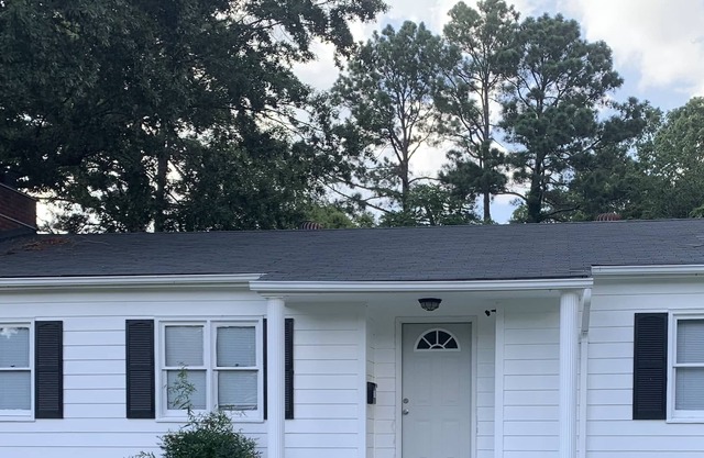 Walk to Vineyard, Single level home, Large yard, No pet fee