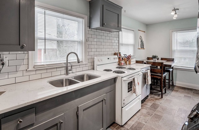 ★Walkable 2BR Plaza Midwood Bungalow★ Free Parking
