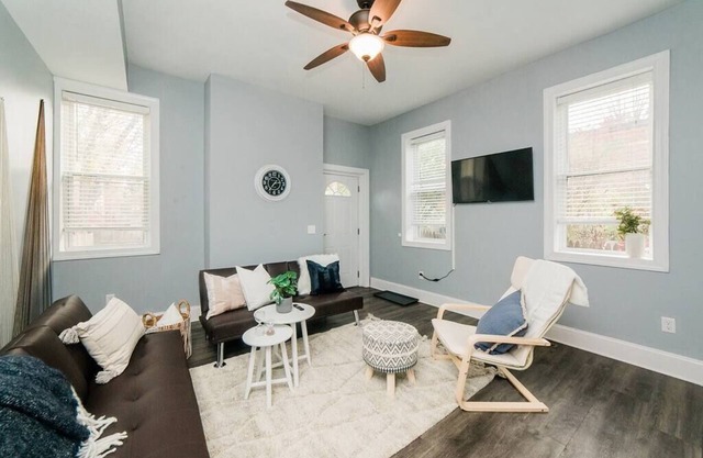 Walkable and Spacious Apt - Parking -- GroupStay