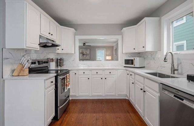 Walkable Downtown Charleston Home with Courtyard