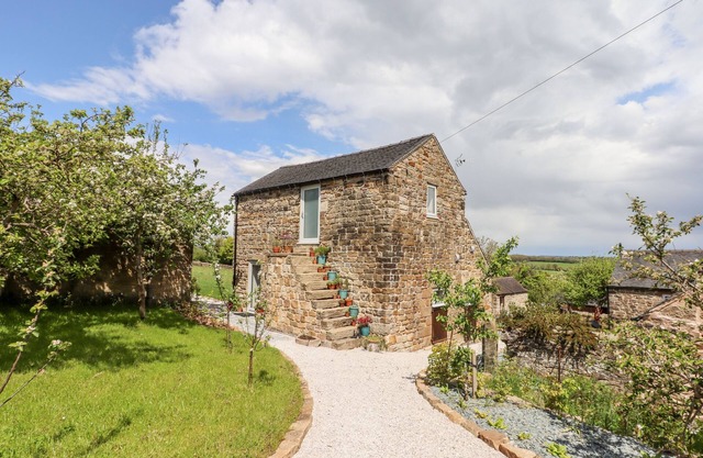 WALNUT BARN, family friendly, character holiday cottage in Ambergate