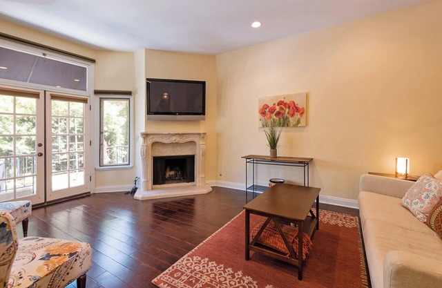 Warm, comfortable townhouse close to Hollywood & Universal