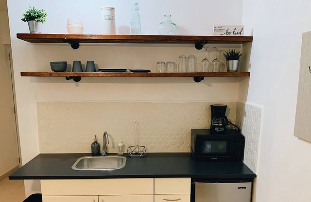 Warm & Cozy Studio - Centrally Located [C]