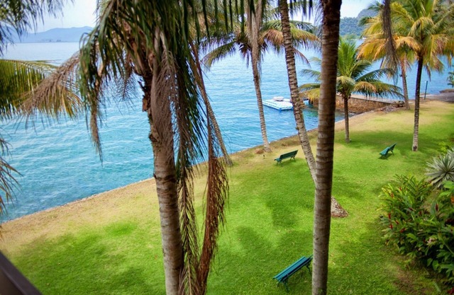 Villa frente al agua, con personal! Alquiler de embarcaciones disponibles.