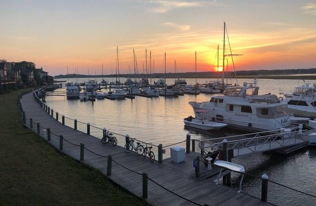 Waterfront 1 bedroom Condo w/ Marina Views! Neighborhood Pool! Stunning Sunsets!