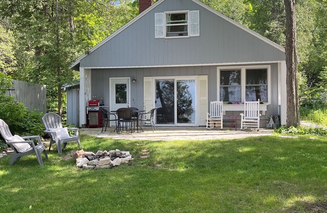 Waterfront 1 bedroom and loft cottage with small private pier on Garrett Bay