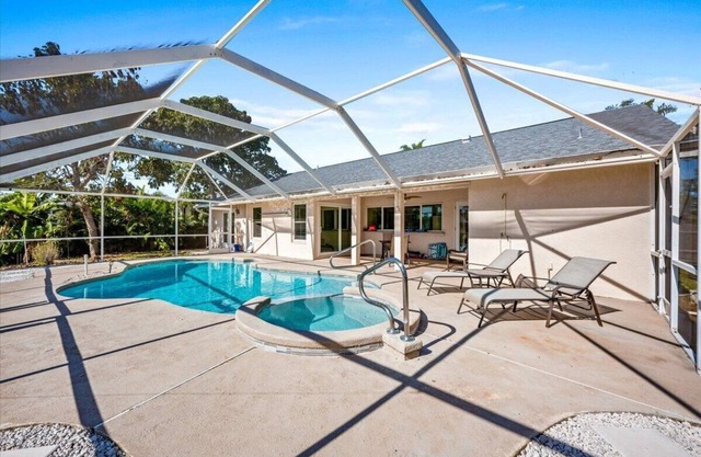 Waterfront 3/2 Pool Home - PSL with Boat Lift