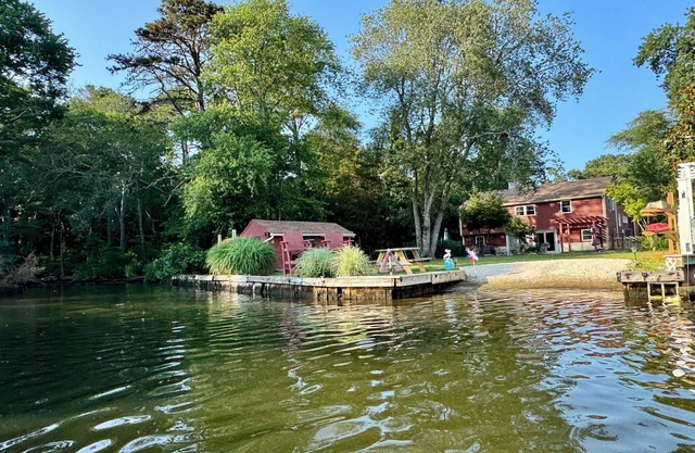 Waterfront Home w/ Private Beach, hot tub, kayaks, bbq, gameroom, close to beach