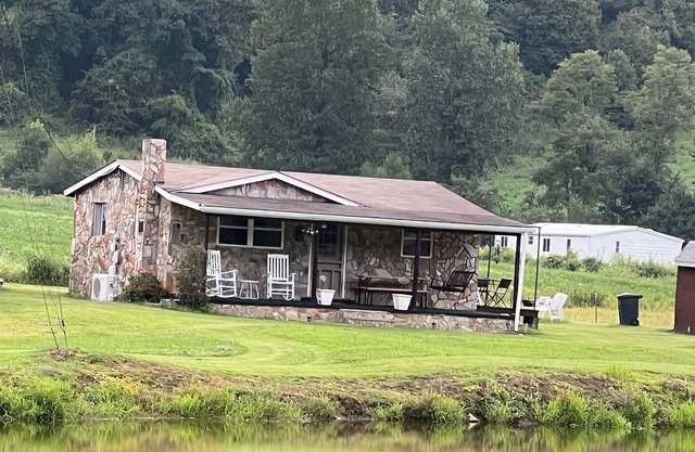 Waterfront cabin with mountain views; 26 minutes to downtown Asheville.
