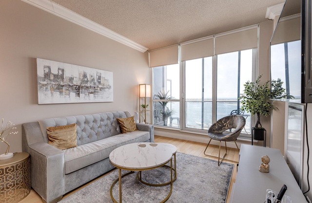 Waterfront Condo at Prime Harbourfront Location