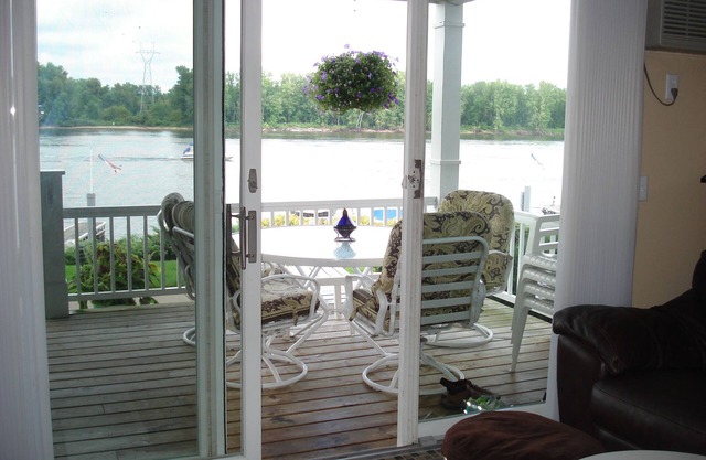 Waterfront Condo Steps From río Mississippi