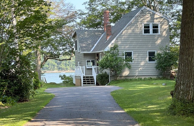 Waterfront Cottage in Freeport