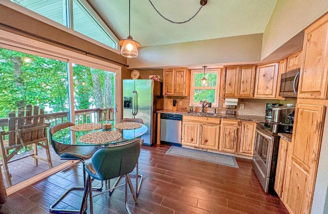 Waterfront Cottage on Quiet Cove!Game Room! Fire Pit! Pet Friendly!
