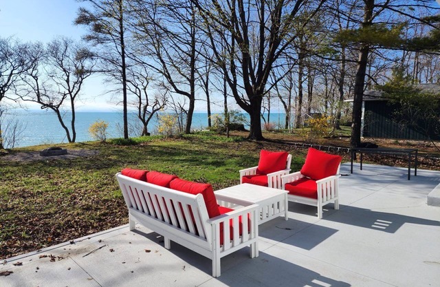 Waterfront Cottage with Private Beach Access - Newly Renovated!