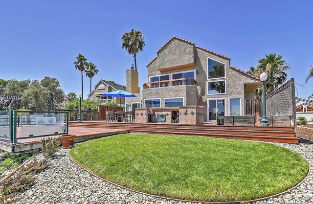 Waterfront Discovery Bay Home con bar y muelle al aire libre