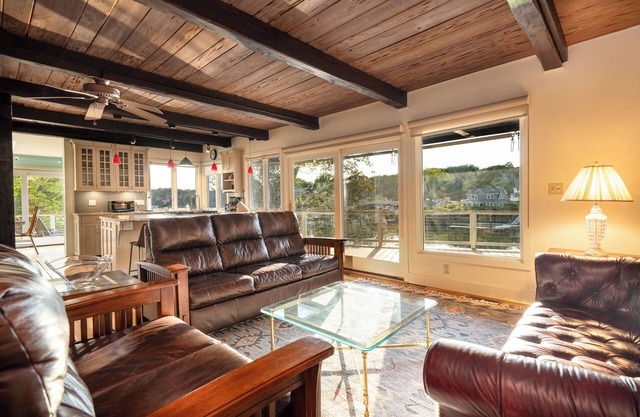 Waterfront GEM: 3BR House w/AC & WiFi in Branford, minutes from Yale