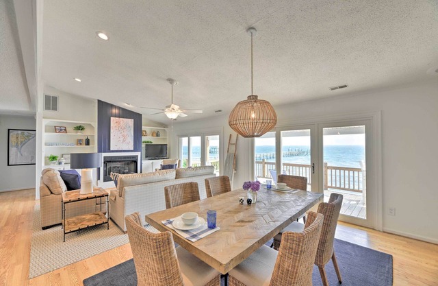 ¡NUEVO! Harkers Island Home w / Waterfront Sunset View!