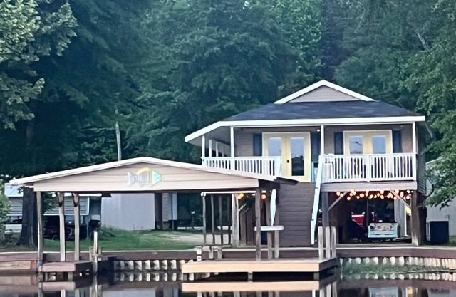 Waterfront home/boat dock w/ sunset views on the Tenn Tombigbee Waterway.