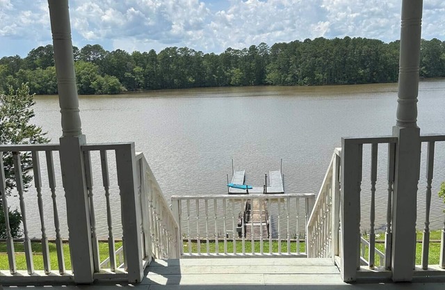 Waterfront home /dock & 2 kitchens/view 10 minutes from Carolina adventure world