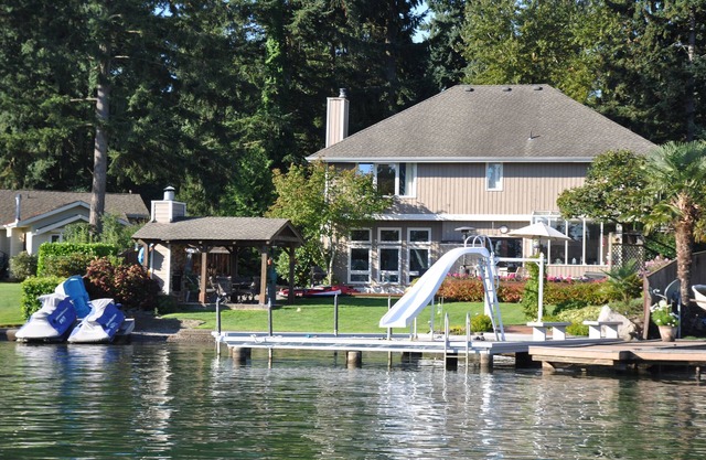 Frente al hogar en el lago Tapps