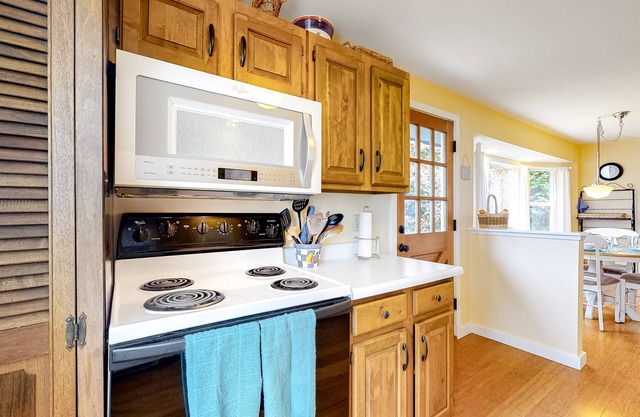 Waterfront Home w/ Gorgeous Ocean View, Deck, Fireplace, WiFi - Walk to Beach