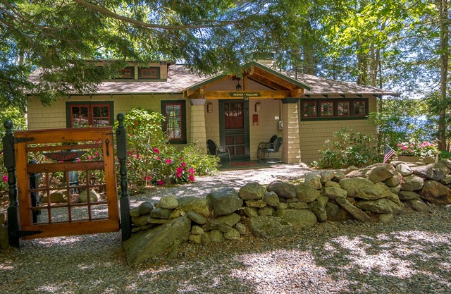 Waterfront home with pond views - dock, canoe, washer/dryer & full kitchen