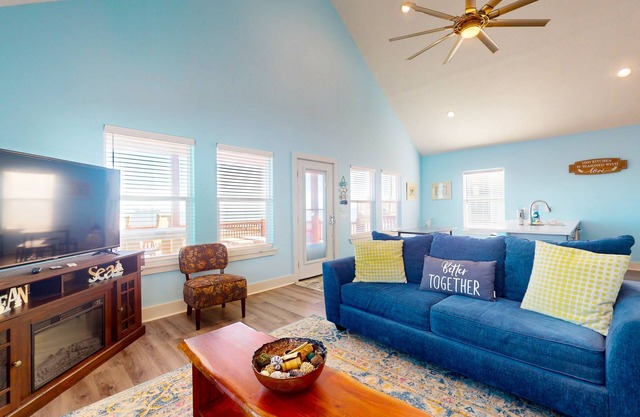 Waterfront home with gorgeous views, fast WiFi, central AC, ocean-view deck