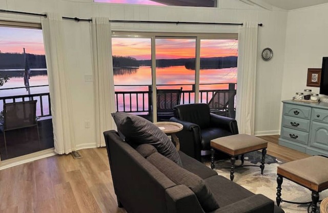 Waterfront Home with stunning views - 6 Bed/4.5 Baths - With Dock