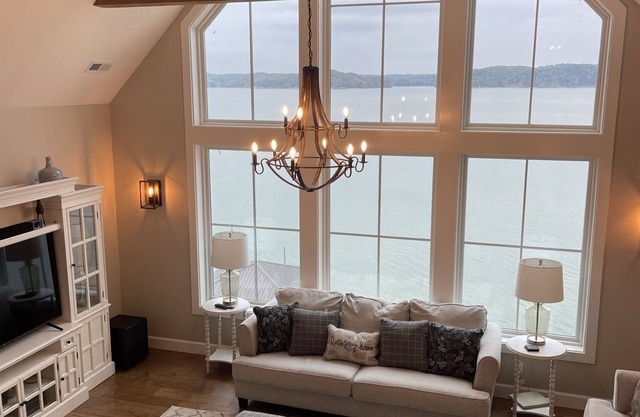 Waterfront house on Kentucky Lake w/ private dock