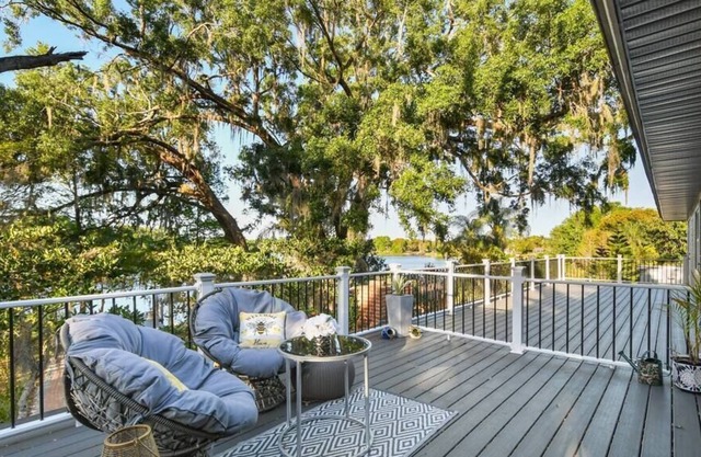 Waterfront King Guest Suite (Pet Friendly)