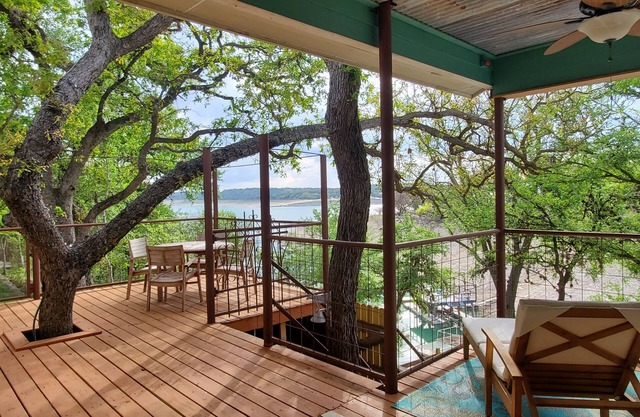 Waterfront Lakehouse on Lake Medina