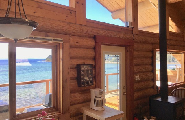 Waterfront Log Cabin, Steps to beach, Texada Island, Gulf Islands