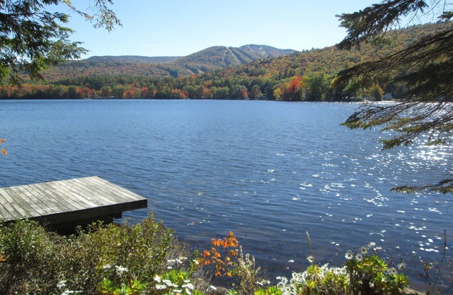 Cabaña frente al lago con el monte. Vistas de Sunapee