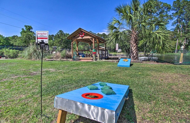 ¡NUEVO! Waterfront Midway Home con terraza acristalada y patio grande