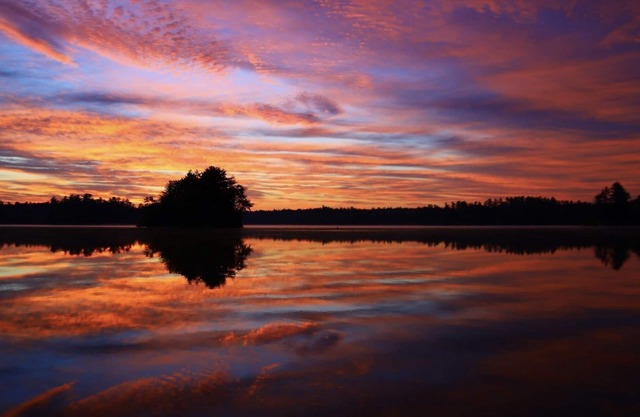 Waterfront on Little Sebago Lake and dog friendly!!