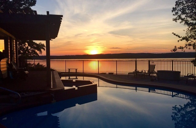 Waterfront: Panoramic Views/ Pickleball coming soon/Hot Tub/ Pool/Sleeps 16