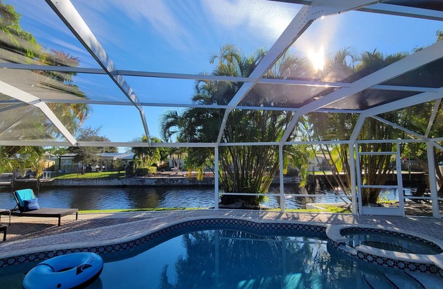 Waterfront Paradise/ hot tub ~ outdoor bar & grill ~ miniature golf ~ playground