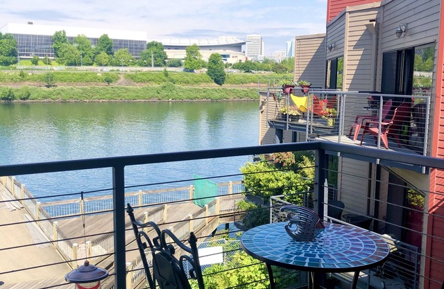 Waterfront Pearl, Great Views, w/ dedicated Parking