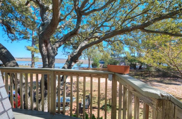 Waterfront-Private Setting w/Large Trees-Beautiful3BR/ 2.5BA-Water Views-Sleeps6