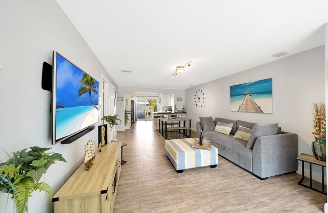 Waterfront Retreat Near FLL /Hollywood/Dania - 2BR w/ BBQ, Kayaks & Beach Access