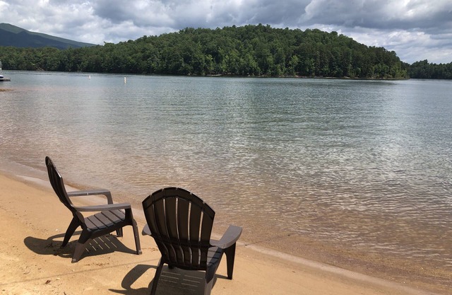 Waterfront-The Arbor Lake James w/ 200' of Sandy Beach & Dock-a gated community