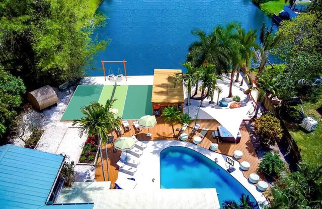 Villa Frente al Lago con Sauna, Cine, Piscina, Sala de Juegos y Spa