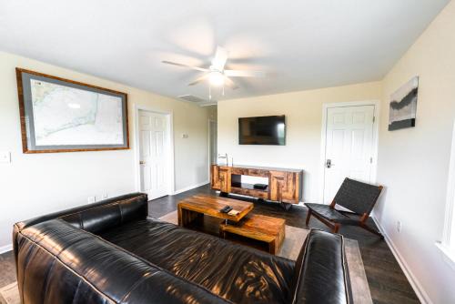 Watermen's Cabana 3A - 3-bedroom, 2-bathroom apartment - Walk to beach and access to REAL Watersports