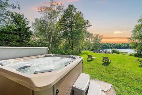 Waterside Haven by AvantStay Lakefront Hot Tub Game Room Fire Pit