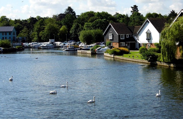 Waterside holiday cottage in Wroxham with own private mooring and fishing