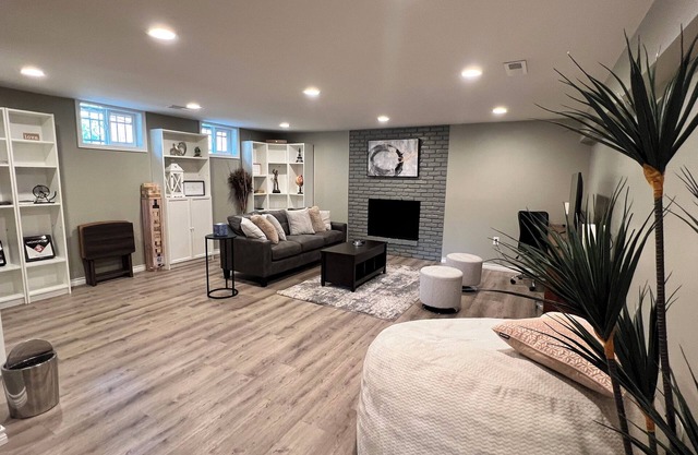 **WEEKLY AND MONTHLY DISCOUNTS** Entire Elegant Home For Your Perfect Vacation.