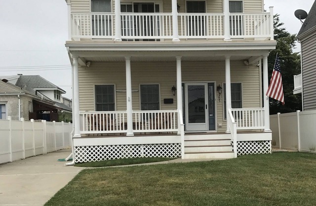 Weekly summer rental 1 block from beach with beach locker